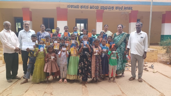 ಕೋಲಾರ ಜಿಲ್ಲೆ ಶ್ರೀನಿವಾಸಪುರ ತಾಲ್ಲೂಕಿನ ಶೀಗೇಹಳ್ಳಿ ಸರ್ಕಾರಿ ಪ್ರಾಥಮಿಕ ಶಾಲಾ ವಿದ್ಯಾರ್ಥಿಗಳಿಗೆ ಲೇಖನಿ ಸಾಮಾಗ್ರಿಗಳನ್ನು ವಿತರಿಸಲಾಯಿತು. ಕೋಲಾರ ಜಿಲ್ಲೆ ಶ್ರೀನಿವಾಸಪುರ ತಾಲ್ಲೂಕಿನ ಶೀಗೇಹಳ್ಳಿ ಸರ್ಕಾರಿ ಪ್ರಾಥಮಿಕ ಶಾಲಾ ವಿದ್ಯಾರ್ಥಿಗಳಿಗೆ ಲೇಖನಿ ಸಾಮಾಗ್ರಿಗಳನ್ನು ವಿತರಿಸಲಾಯಿತು.