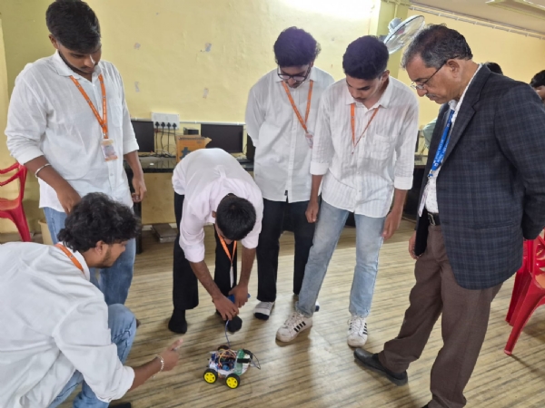 ಬಳ್ಳಾರಿ : ಮೈಕ್ರೋ ಕಂಟ್ರೋಲರ್ ಮಿನಿ ಪ್ರಾಜೆಕ್ಟ್ ಪ್ರದರ್ಶನ ಬಳ್ಳಾರಿ : ಮೈಕ್ರೋ ಕಂಟ್ರೋಲರ್ ಮಿನಿ ಪ್ರಾಜೆಕ್ಟ್ ಪ್ರದರ್ಶನ