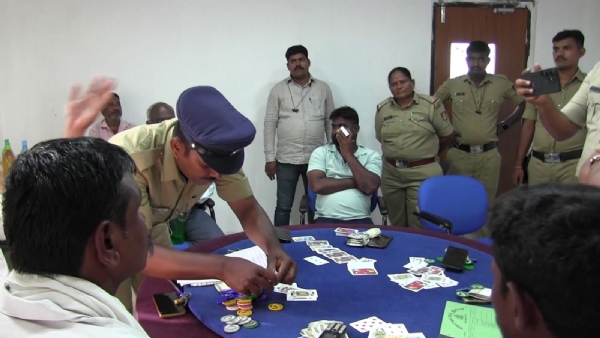 ಕುಡತಿನಿ : ಕ್ಲಬ್ಗಳ ಮೇಲೆ ದಾಳಿ, 69 ಜನರ ವಿರುದ್ಧ ಪ್ರಕರಣ