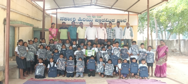 ಕೋಲಾರ ತಾಲ್ಲೂಕಿನ ಗರುಡನಹಳ್ಳಿ ಸರ್ಕಾರಿ ಶಾಲೆಯ ಮಕ್ಕಳಿಗೆ ಕ್ರಿಬ್ಕೋ ಸಂಸ್ಥೆಯಿAದ ಬ್ಯಾಗ್ ವಿತರಿಸಲಾಯಿತು. ಕೋಲಾರ ತಾಲ್ಲೂಕಿನ ಗರುಡನಹಳ್ಳಿ ಸರ್ಕಾರಿ ಶಾಲೆಯ ಮಕ್ಕಳಿಗೆ ಕ್ರಿಬ್ಕೋ ಸಂಸ್ಥೆಯಿAದ ಬ್ಯಾಗ್ ವಿತರಿಸಲಾಯಿತು.