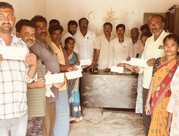 ಕೋಲಾರ ತಾಲ್ಲೂಕಿನ ಅರಾಭಿಕೊತ್ತನೂರು ಪ್ರಾಥಮಿಕ ಕೃಷಿ ಗ್ರಾಮೀಣ ಸಹಕಾರ ಸಂಘದಿ0ದ ರೈತರಿಗೆ ಸಾಲದ ಚೆಕ್ಕುಗಳನ್ನು ವಿತರಿಸಲಾಯಿತು. ಕೋಲಾರ ತಾಲ್ಲೂಕಿನ ಅರಾಭಿಕೊತ್ತನೂರು ಪ್ರಾಥಮಿಕ ಕೃಷಿ ಗ್ರಾಮೀಣ ಸಹಕಾರ ಸಂಘದಿ0ದ ರೈತರಿಗೆ ಸಾಲದ ಚೆಕ್ಕುಗಳನ್ನು ವಿತರಿಸಲಾಯಿತು.