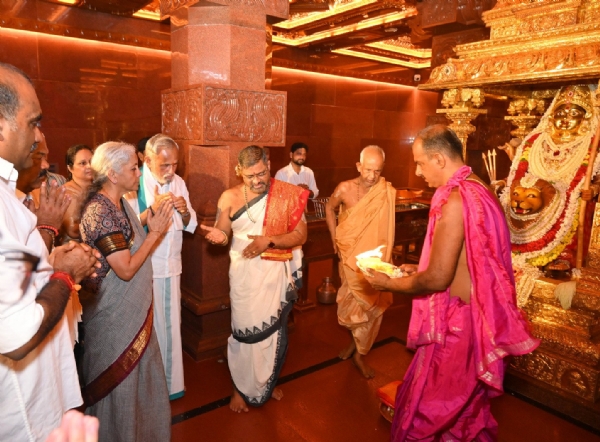 Nirmala Sitharaman visits Udupi Marigudi temple