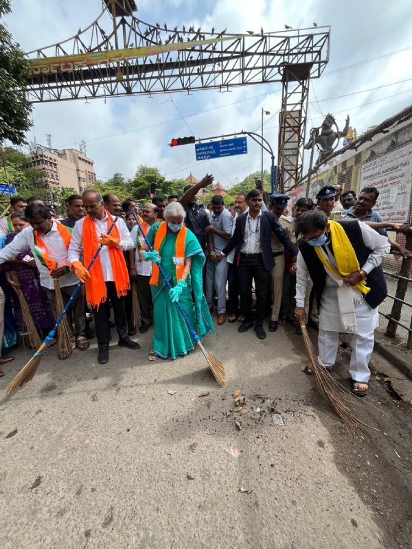 Sitharaman participates in Swachh Bharat Abhiyan Sitharaman participates in Swachh Bharat Abhiyan
