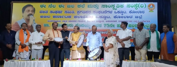 ಜಾನಪದ ಕಲಾವಿದ ಬಾನಂದೂರು ಕೆಂಪಯ್ಯ ದಂಪತಿಗಳನ್ನು ಕೋಲಾರದಲ್ಲಿ ಈನೆಲ ಈಜಲ ಸಂಸ್ಥೆಯ ಆಶ್ರಯದಲ್ಲಿ ಸನ್ಮಾನಿಸಲಾಯಿತು.