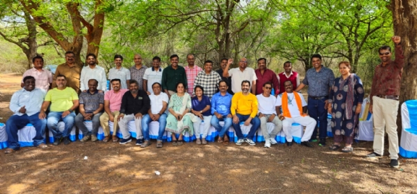 ಕೋಲಾರ ನಗರದ ಎಸ್.ಡಿ.ಎ. ಶಾಲೆಯ ಹಳೆಯ ವಿದ್ಯಾರ್ಥಿಗಳ ಸಮಾಗಮ ನಡೆಯಿತು. ಕೋಲಾರ ನಗರದ ಎಸ್.ಡಿ.ಎ. ಶಾಲೆಯ ಹಳೆಯ ವಿದ್ಯಾರ್ಥಿಗಳ ಸಮಾಗಮ ನಡೆಯಿತು.