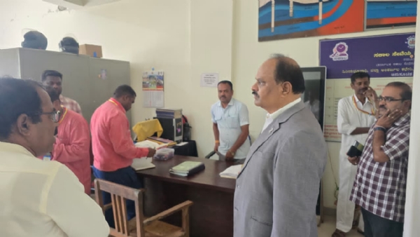 ಕೋಲಾರ ಜಿಲ್ಲಾಧಿಕಾರಿ ಡಾ.ಎಂ.ಆರ್. ರವಿ ದಿಢೀರನೆ ವಿವಿಧ ಸರ್ಕಾರಿ ಕಛೇರಿಗಳಿಗೆ ಭೇಟಿ ನೀಡಿದರು.