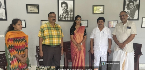 ಕರ್ನಾಟಕ ರಾಜ್ಯ ಬ್ರಾಹ್ಮಣ ಅಭಿವೃದ್ಧಿ ಮಂಡಳಿಯ ಅಧ್ಯಕ್ಷ ಅಸಗೋಡು ಜಯಸಿಂಹ ನಗರದ ಟೇಕಲ್ ರಸ್ತೆಯಲ್ಲಿ ನೃತ್ಯ ತರಬೇತಿ ಶಾಲೆಗೆ ಭೇಟಿ ನೀಡಿದರು. ಕರ್ನಾಟಕ ರಾಜ್ಯ ಬ್ರಾಹ್ಮಣ ಅಭಿವೃದ್ಧಿ ಮಂಡಳಿಯ ಅಧ್ಯಕ್ಷ ಅಸಗೋಡು ಜಯಸಿಂಹ ನಗರದ ಟೇಕಲ್ ರಸ್ತೆಯಲ್ಲಿ ನೃತ್ಯ ತರಬೇತಿ ಶಾಲೆಗೆ ಭೇಟಿ ನೀಡಿದರು.