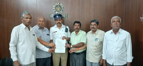 ಕೋಲಾರದ ಎಸ್.ಎನ್.ಆರ್. ಆಸ್ಪತ್ರೆಯ ವೃತ್ತದ ರಸ್ತೆಯಲ್ಲಿ ವೇಗ ನಿಯಂತ್ರಕ ಅಳವಡಿಸಲು ಹಿರಿಯ ನಾಗರೀಕರಿಂದ ಮನವಿ ಸಲ್ಲಿಸಲಾಯಿತು.