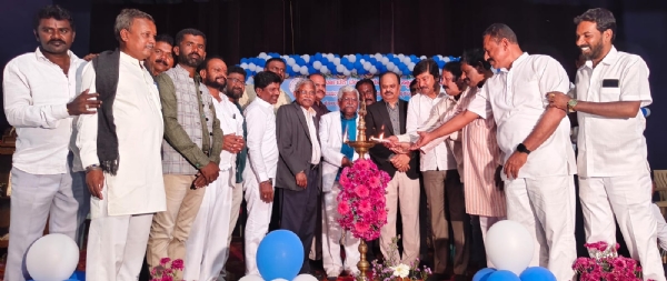 ಕೋಲಾರದಲ್ಲಿ ದಲಿತ ಸಂಘಟನೆಗಳ ಮುಖಂಡ ಡಾ. ಎಂ. ಚಂದ್ರಶೇಖರ್ ರವರನ್ನು ಅಭಿನಂದಿಸಲಾಯಿತು. ಕೋಲಾರದಲ್ಲಿ ದಲಿತ ಸಂಘಟನೆಗಳ ಮುಖಂಡ ಡಾ. ಎಂ. ಚಂದ್ರಶೇಖರ್ ರವರನ್ನು ಅಭಿನಂದಿಸಲಾಯಿತು.