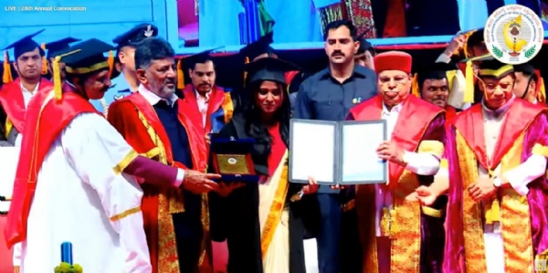 ಕೋಲಾರ ಮೂಲದ ಡಾ.ತೃಪ್ತಿ ರಾಜೀವ್ ಗಾಂಧಿ ಆರೋಗ್ಯ ವಿಜ್ಞಾನಿಗಳ ವಿಶ್ವವಿದ್ಯಾಲಯದ ಘಟಿಕೋತ್ಸವದಲ್ಲಿ ಚಿನ್ನದ ಪದಕ ಮತ್ತು ನಗದು ಬಹುಮಾನ ಸ್ವೀಕರಿಸಿದರು.