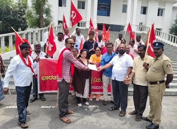 ವಿದ್ಯುತ್ ಕಂಪನಿಗಳ ಖಾಸಗೀಕರಣ ವಿರೋಧಿಸಿ ಕೋಲಾರ ಜಿಲ್ಲಾಧಿಕಾರಿಗಳ ಕಛೇರಿಯ ಮುಂದೆ ಸಿಪಿಎಂ ನಿಂದ ಪ್ರತಿಭಟನೆ ನಡೆಸಲಾಯಿತು. ವಿದ್ಯುತ್ ಕಂಪನಿಗಳ ಖಾಸಗೀಕರಣ ವಿರೋಧಿಸಿ ಕೋಲಾರ ಜಿಲ್ಲಾಧಿಕಾರಿಗಳ ಕಛೇರಿಯ ಮುಂದೆ ಸಿಪಿಎಂ ನಿಂದ ಪ್ರತಿಭಟನೆ ನಡೆಸಲಾಯಿತು.