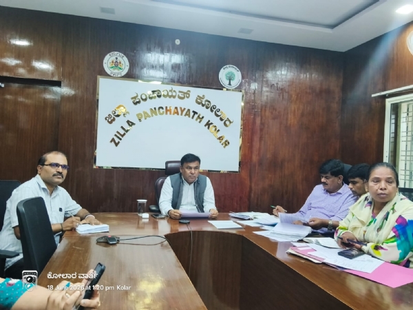 ಕೋಲಾರ ಜಿಲ್ಲಾ ಪಂಚಾಯಿತಿ ಮುಖ್ಯ ಕಾರ್ಯನಿರ್ವಹಣಾಧಿಕಾರಿ ಪ್ರವೀಣ್ ಬಾಗೇವಾಡಿ ಶಾಲಾ ಕಟ್ಟಡಗಳ ಸುರಕ್ಷಿತೆಯ ಬಗ್ಗೆ ಸಭೆ ನಡೆಸಿದರು.