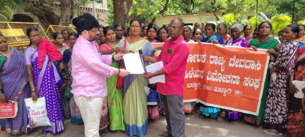 ಬಳ್ಳಾರಿ : ದೇವದಾಸಿಯರಿಗೆ ಸ್ಥಗಿತಗೊಂಡಿರುವ ಪೆನ್ಶನ್ ಪಾವತಿಸಲು ಆಗ್ರಹಿ ಮನವಿ