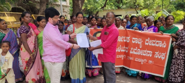ಬಳ್ಳಾರಿ : ದೇವದಾಸಿಯರಿಗೆ ಸ್ಥಗಿತಗೊಂಡಿರುವ ಪೆನ್ಶನ್ ಪಾವತಿಸಲು ಆಗ್ರಹಿ ಮನವಿ