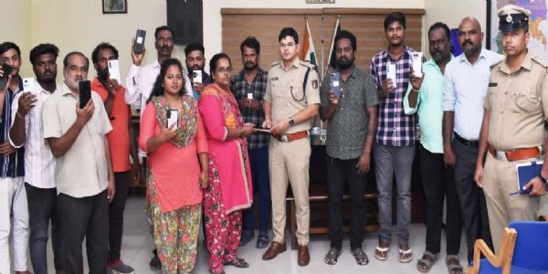 ವಾರಸುದಾರರಿಗೆ, ಕಳುವಾಗಿದ್ದ ಮೊಬೈಲ್ ಗಳ ಹಸ್ತಾಂತರ