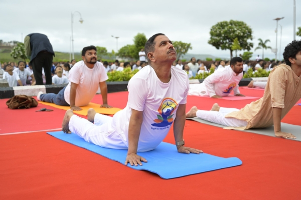 ಬೆಳಗಾವಿಯಲ್ಲಿ ಜೋಶಿ ಯೋಗಾಭ್ಯಾಸ