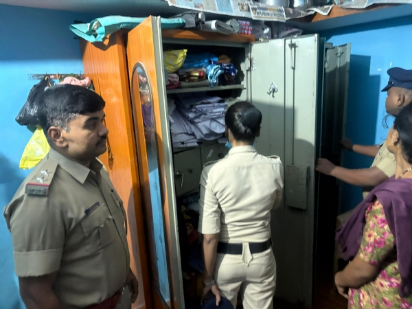 22 ರೌಡಿ ನಿಗ್ರಹ ತಂಡಗಳಿಂದ ನಾಲ್ಕು ಜಿಲ್ಲೆಗಳ 381 ರೌಡಿಗಳ ಮನೆ ಮೇಲೆ ದಾಳಿ 22 ರೌಡಿ ನಿಗ್ರಹ ತಂಡಗಳಿಂದ ನಾಲ್ಕು ಜಿಲ್ಲೆಗಳ 381 ರೌಡಿಗಳ ಮನೆ ಮೇಲೆ ದಾಳಿ