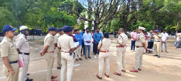 22 ರೌಡಿ ನಿಗ್ರಹ ತಂಡಗಳಿಂದ ನಾಲ್ಕು ಜಿಲ್ಲೆಗಳ 381 ರೌಡಿಗಳ ಮನೆ ಮೇಲೆ ದಾಳಿ 22 ರೌಡಿ ನಿಗ್ರಹ ತಂಡಗಳಿಂದ ನಾಲ್ಕು ಜಿಲ್ಲೆಗಳ 381 ರೌಡಿಗಳ ಮನೆ ಮೇಲೆ ದಾಳಿ