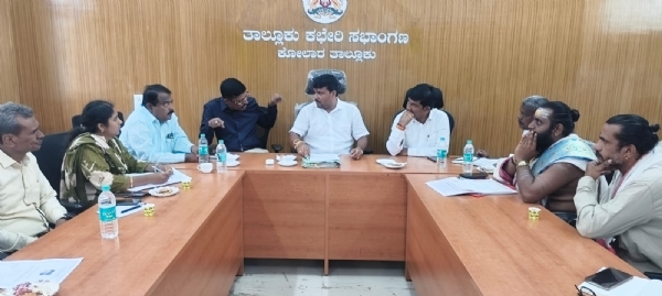 ನಗರದ ತಹಶಿಲ್ದಾರ್ ಕಛೇರಿಯಲ್ಲಿ ಸೋಮವಾರ ಕೀಲುಕೋಟೆ ಆಂಜನೇಯ ಸ್ವಾಮಿ ದೇವಾಲಯ ಜಿರ್ಣೋದ್ದಾರ ಕುರಿತು ಹಮ್ಮಿಕೊಂಡಿದ್ದ ಪೂರ್ವಭಾವಿ ಸಭೆ ನಡೆಯಿತು. ನಗರದ ತಹಶಿಲ್ದಾರ್ ಕಛೇರಿಯಲ್ಲಿ ಸೋಮವಾರ ಕೀಲುಕೋಟೆ ಆಂಜನೇಯ ಸ್ವಾಮಿ ದೇವಾಲಯ ಜಿರ್ಣೋದ್ದಾರ ಕುರಿತು ಹಮ್ಮಿಕೊಂಡಿದ್ದ ಪೂರ್ವಭಾವಿ ಸಭೆ ನಡೆಯಿತು.
