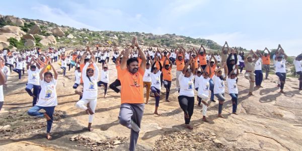 ವೃಷಭಾದ್ರಿ ಬೆಟ್ಟದ ಸಾವಿರ ಅಡಿ ಎತ್ತರದಲ್ಲಿ ಮಾಜಿ ಸಂಸದ ಎಸ್.ಮುನಿಸ್ವಾಮಿ ಯೋಗ ದಿನಾಚರಣೆ