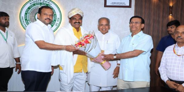 ತುಂಗಭದ್ರಾ : ಗೇಟ್ ಅಳವಡಿಕೆ ಯಶಸ್ವಿ : ಆಂಧ್ರ ಮುಖ್ಯಮಂತ್ರಿ ಚಂದ್ರಬಾಬು ನಾಯ್ಡು, ನೀರಾವರಿ ಸಚಿವರಿಗೆ ಆಹ್ವಾನ