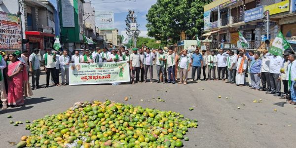ರೈತರ ನೆರವಿಗೆ ಧಾವಿಸಲು ನಿರ್ಲಕ್ಷ್ಯ ತೋರುತ್ತಿರುವ ಸರ್ಕಾರಗಳ ವಿರುದ್ಧ ಪ್ರತಿಭಟನೆ