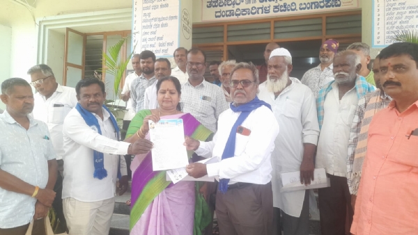 ಭೂ ಮಾಪಕರ ಮುಷ್ಕರ ನಿಲ್ಲಿಸಲು ಒತ್ತಾಯಿಸಿ ಕೋಲಾರ ಜಿಲ್ಲೆ ಬಂಗಾರಪೇಟೆ ತಹಶೀಲ್ದಾರ್ ರವರಿಗೆ ದಲಿತ ಸಂಘರ್ಷ ಸಮಿತಿ ಭೀಮ ಮಾರ್ಗ ಸಂಘಟನೆಯಿAದ ಮನವಿ ಸಲ್ಲಿಸಲಾಯಿತು.