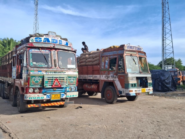 ಎಂಎಸ್ಪಿ ದುರ್ಬಳಕೆ ಯತ್ನ : ಆಂಧ್ರದಿಂದ ಜೋಳ ತಂದು, ಕರ್ನಾಟಕದಲ್ಲಿ ಮಾರಾಟ ಎಂಎಸ್ಪಿ ದುರ್ಬಳಕೆ ಯತ್ನ : ಆಂಧ್ರದಿಂದ ಜೋಳ ತಂದು, ಕರ್ನಾಟಕದಲ್ಲಿ ಮಾರಾಟ
