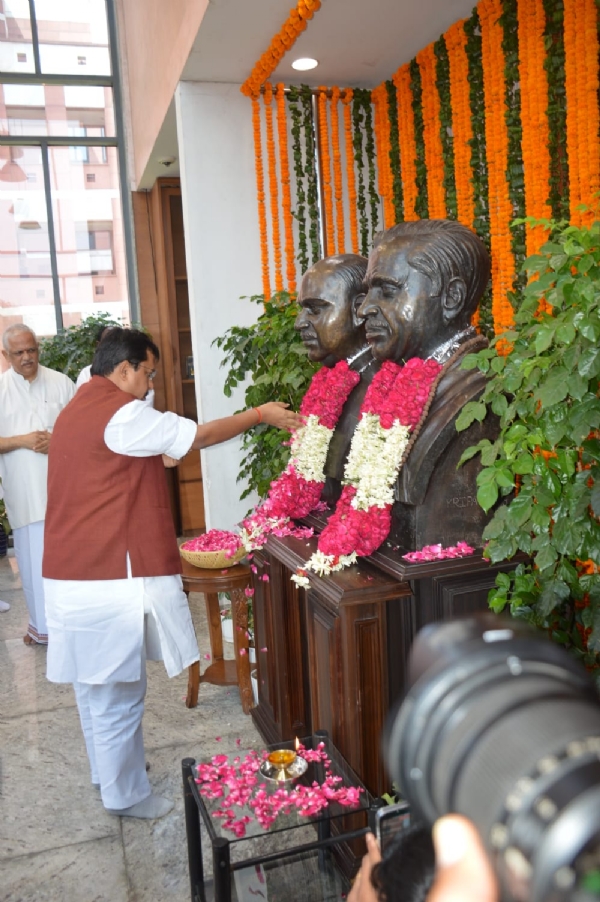 ನಿತಿನ್ ನವೀನ್ ಪುಷ್ಪ ನಮನ ನಿತಿನ್ ನವೀನ್ ಪುಷ್ಪ ನಮನ