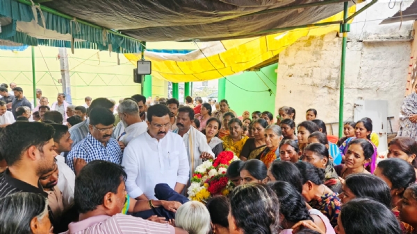 ಅಪಘಾತದಲ್ಲಿ ಮೃತ ವೀರಸೇನಾ ರೆಡ್ಡಿಗೆ ಅಂತಿಮ ನಮನ ಸಲ್ಲಿಸಿದ ಕಾಂಗ್ರೆಸ್ಸಿಗರು ಅಪಘಾತದಲ್ಲಿ ಮೃತ ವೀರಸೇನಾ ರೆಡ್ಡಿಗೆ ಅಂತಿಮ ನಮನ ಸಲ್ಲಿಸಿದ ಕಾಂಗ್ರೆಸ್ಸಿಗರು