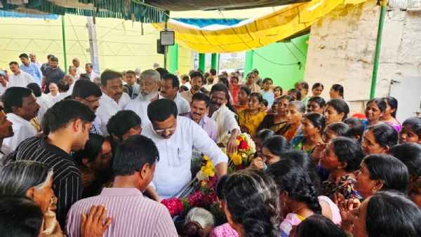 ಅಪಘಾತದಲ್ಲಿ ಮೃತ ವೀರಸೇನಾ ರೆಡ್ಡಿಗೆ ಅಂತಿಮ ನಮನ ಸಲ್ಲಿಸಿದ ಕಾಂಗ್ರೆಸ್ಸಿಗರು ಅಪಘಾತದಲ್ಲಿ ಮೃತ ವೀರಸೇನಾ ರೆಡ್ಡಿಗೆ ಅಂತಿಮ ನಮನ ಸಲ್ಲಿಸಿದ ಕಾಂಗ್ರೆಸ್ಸಿಗರು