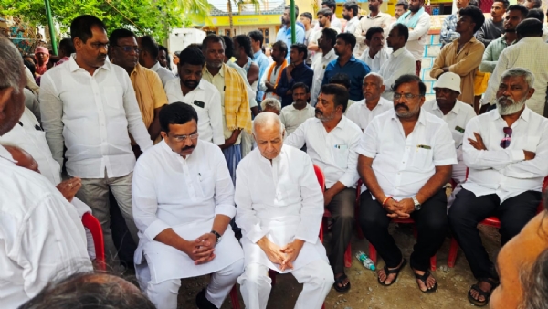 ಅಪಘಾತದಲ್ಲಿ ಮೃತ ವೀರಸೇನಾ ರೆಡ್ಡಿಗೆ ಅಂತಿಮ ನಮನ ಸಲ್ಲಿಸಿದ ಕಾಂಗ್ರೆಸ್ಸಿಗರು ಅಪಘಾತದಲ್ಲಿ ಮೃತ ವೀರಸೇನಾ ರೆಡ್ಡಿಗೆ ಅಂತಿಮ ನಮನ ಸಲ್ಲಿಸಿದ ಕಾಂಗ್ರೆಸ್ಸಿಗರು