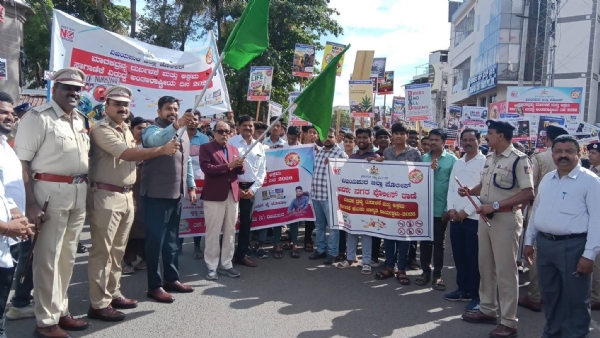 ಮಾದಕದ್ರವ್ಯಗಳ ದುರ್ಬಳಕೆ ಹಾಗೂ ಅಕ್ರಮ ಸಾಗಾಣಿಕೆ ವಿರುದ್ಧ ಸಾರ್ವಜನಿಕರಲ್ಲಿ ಅರಿವು ಮೂಡಿಸುವ ಉದ್ದೇಶದಿಂದ ಕರ್ನಾಟಕ ರಾಜ್ಯ ಪೊಲೀಸ್ ಇಲಾಖೆ ಹಾಗೂ ವಿಜಯಪುರ ಜಿಲ್ಲಾ ಪೊಲೀಸ್ ವತಿಯಿಂದ “ಮಾದಕದ್ರವ್ಯ ದುರ್ಬಳಕೆ ಮತ್ತು ಅಕ್ರಮ ಸಾಗಾಣಿಕೆ ವಿರುದ್ಧ ಅಂತಾರಾಷ್ಟ್ರೀಯ ದಿನ–2026” ಅಂಗವಾಗಿ ವಿಶೇಷ ಜಾಗೃತಿ ಕಾರ್ಯಕ್ರಮವನ್ನು ಆಯೋಜಿಸಲಾಯಿತು. ನಗರದಲ್ಲಿ ನಡೆದ ಕಾರ್ಯಕ್ರಮಕ್ಕೆ ವಿಜಯಪುರ ಜಿಲ್ಲಾ ಪಂಚಾಯತಿಯ ಮುಖ್ಯ ಕಾರ್ಯನಿರ್ವಾಹಕ ಅಧಿಕಾರಿ ಶ್ರೀ ರಿಷಿ ಆನಂದ, ವಿಜಯಪುರ ಜಿಲ್ಲಾ ಪೊಲೀಸ್ ವರಿಷ್ಠಾಧಿಕಾರಿ ಶ್ರೀ ಲಕ್ಷ್ಮಣ ನಿಂಬರಗಿ ಹಾಗೂ ವಿಜಯಪುರ ನಗರದ ಖ್ಯಾತ ಚಿಕ್ಕಮಕ್ಕಳ ತಜ್ಞರಾದ ಡಾ. ಬಿದರಿ ಅವರು ಜಂಟಿಯಾಗಿ ಚಾಲನೆ ನೀಡಿದರು. ಕಾರ್ಯಕ್ರಮದಲ್ಲಿ ಮಾತನಾಡಿದ ಗಣ್ಯರು, ಮಾದಕದ್ರವ್ಯಗಳ ಸೇವನೆಯಿಂದ ವ್ಯಕ್ತಿಯ ಆರೋಗ್ಯ, ಕುಟುಂಬ ಹಾಗೂ ಸಮಾಜದ ಮೇಲೆ ಉಂಟಾಗುವ ದುಷ್ಪರಿಣಾಮಗಳ ಕುರಿತು ಜನರಲ್ಲಿ ಹೆಚ್ಚಿನ ಅರಿವು ಮೂಡಿಸುವ ಅಗತ್ಯವಿದೆ ಎಂದು ತಿಳಿಸಿದರು. ವಿಶೇಷವಾಗಿ ಯುವಜನರು ಮಾದಕ ವಸ್ತುಗಳ ಆಕರ್ಷಣೆಗೆ ಒಳಗಾಗದೆ ಶಿಕ್ಷಣ, ಕ್ರೀಡೆ ಹಾಗೂ ಸೃಜನಾತ್ಮಕ ಚಟುವಟಿಕೆಗಳತ್ತ ಗಮನ ಹರಿಸಬೇಕು ಎಂದು ಕರೆ ನೀಡಿದರು. ಮಾದಕದ್ರವ್ಯ ಸೇವನೆ ಕೇವಲ ಒಬ್ಬ ವ್ಯಕ್ತಿಯ ಸಮಸ್ಯೆಯಾಗಿರದೆ, ಅದು ಇಡೀ ಸಮಾಜದ ಮೇಲೆ ಪರಿಣಾಮ ಬೀರುವ ಗಂಭೀರ ಸವಾಲಾಗಿದೆ. ಆದ್ದರಿಂದ ಪ್ರತಿಯೊಬ್ಬ ನಾಗರಿಕರು ಜಾಗೃತರಾಗುವ ಮೂಲಕ ಮಾದಕದ್ರವ್ಯ ಮುಕ್ತ ಸಮಾಜ ನಿರ್ಮಾಣಕ್ಕೆ ಕೈಜೋಡಿಸಬೇಕು ಎಂದು ಅವರು ಹೇಳಿದರು. ವಿಜಯಪುರ ಜಿಲ್ಲಾ ಪೊಲೀಸ್ ವತಿಯಿಂದ ಹಮ್ಮಿಕೊಂಡ ಈ ಅಭಿಯಾನದ ಮೂಲಕ ಶಾಲಾ-ಕಾಲೇಜು ವಿದ್ಯಾರ್ಥಿಗಳು, ಯುವಕರು ಹಾಗೂ ಸಾರ್ವಜನಿಕರಲ್ಲಿ ಮಾದಕದ್ರವ್ಯಗಳ ಅಪಾಯಗಳ ಬಗ್ಗೆ ಅರಿವು ಮೂಡಿಸಲಾಗುತ್ತಿದೆ. ಆರೋಗ್ಯಕರ ಜೀವನ ಶೈಲಿ ಹಾಗೂ ಸುರಕ್ಷಿತ ಸಮಾಜ ನಿರ್ಮಾಣದ ದಿಸೆಯಲ್ಲಿ ಈ ಕಾರ್ಯಕ್ರಮ ಮಹತ್ವದ ಹೆಜ್ಜೆಯಾಗಿದೆ. ಕಾರ್ಯಕ್ರಮದಲ್ಲಿ ಪೊಲೀಸ್ ಅಧಿಕಾರಿಗಳು, ಸಿಬ್ಬಂದಿ, ವಿದ್ಯಾರ್ಥಿಗಳು ಹಾಗೂ ಸಾರ್ವಜನಿಕರು ಭಾಗವಹಿಸಿ “ಮಾದಕ ವಸ್ತುಗಳಿಗೆ ಬೇಡ, ಆರೋಗ್ಯಕರ ಜೀವನಕ್ಕೆ ಹೌದು” ಎಂಬ ಸಂದೇಶವನ್ನು ಸಾರಿದರು