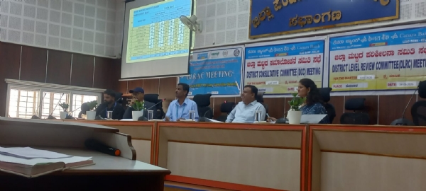 ಮತದಾರರ ಸಮಗ್ರ ಪರಿಷ್ಕರಣೆಯ ಬಗ್ಗೆ ಕೋಲಾರ ಜಿಲ್ಲಾ ಪಂಚಾಯಿತಿ ಮುಖ್ಯ ಕಾರ್ಯನಿರ್ವಹಣಾಧಿಕಾರಿ ಡಾ.ಪ್ರವೀಣ್ ಬಾಗೇವಾಡಿ ಸಭೆ ನಡೆಸಿದರು. ಮತದಾರರ ಸಮಗ್ರ ಪರಿಷ್ಕರಣೆಯ ಬಗ್ಗೆ ಕೋಲಾರ ಜಿಲ್ಲಾ ಪಂಚಾಯಿತಿ ಮುಖ್ಯ ಕಾರ್ಯನಿರ್ವಹಣಾಧಿಕಾರಿ ಡಾ.ಪ್ರವೀಣ್ ಬಾಗೇವಾಡಿ ಸಭೆ ನಡೆಸಿದರು.