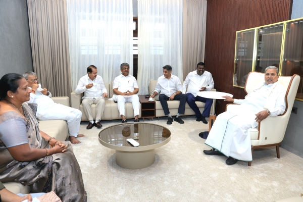 Hariprasad met Siddaramaiah.