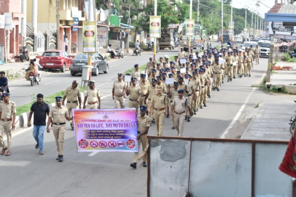 ಮಾದಕ ವಸ್ತುಗಳ ದುಷ್ಪರಿಣಾಮದ ಬಗ್ಗೆ ಜಾಗೃತಿ ಮೂಡಿಲು ಕೆಜಿಎಫ್ನಲ್ಲಿ ಪೊಲೀಸರು ಜಾಥಾ ನಡೆಸಿದರು.