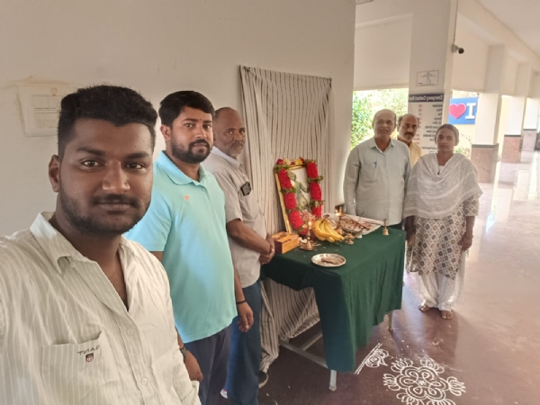 ಕೋಲಾರದ ಎಪಿಎಂಸಿ ಕಚೇರಿಯಲ್ಲಿ ೫೧೭ ಕೆಂಪೇಗೌಡ ಜಯಂತಿ ಅಂಗವಾಗಿ ನಾಡಪ್ರಭುವಿನ ಭಾವಚಿತ್ರಕ್ಕೆ ಎಪಿಎಂಸಿ ಕಾರ್ಯದರ್ಶಿ ಪ್ರಶಾಂತ್, ಸಹಾಯಕ ಕಾರ್ಯದರ್ಶಿ ಮುನಿರಾಜು ಪುಷ್ಪನಮನ ಸಲ್ಲಿಸಿದರು.