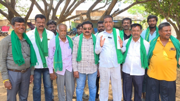ಕೋಲಾರ ಎಪಿಎಂಸಿ ಟೊಮೊಟೊ ಮಾರುಕಟ್ಟೆಯಲ್ಲಿ ಮೂಲಭೂತ ಸೌಲಭ್ಯಗಳನ್ನು ಕಲ್ಪಿಸುವಂತೆ ರೈತ ಸಂಘದ ರಾಜ್ಯ ಉಪಾಧ್ಯಕ್ಷ ನಾರಾಯಣಗೌಡ ಒತ್ತಾಯಿಸಿದ್ದಾರೆ.