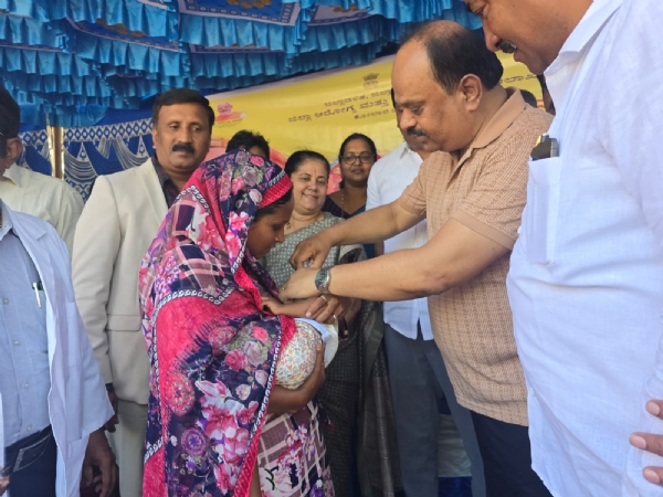 ಕೋಲಾರ ಎಸ್.ಎನ್.ಆರ್. ಆಸ್ಪತ್ರೆಯಲ್ಲಿ ಜಿಲ್ಲಾಧಿಕಾರಿ ಡಾ.ಎಂ.ಆರ್. ರವಿ ಮಗುವಿಗೆ ಪೊಲೀಯೋ ಲಸಿಕೆ ಹಾಕಿದರು.