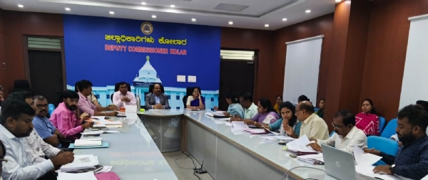 ಕೋಲಾರ ಜಿಲ್ಲಾಧಿಕಾರಿ ಡಾ.ಎಂ.ಆರ್. ರವಿ ವಿಪತ್ತು ನಿರ್ವಹಣೆಯ ಬಗ್ಗೆ ಸಭೆ ನಡೆಸಿದರು. ಕೋಲಾರ ಜಿಲ್ಲಾಧಿಕಾರಿ ಡಾ.ಎಂ.ಆರ್. ರವಿ ವಿಪತ್ತು ನಿರ್ವಹಣೆಯ ಬಗ್ಗೆ ಸಭೆ ನಡೆಸಿದರು.