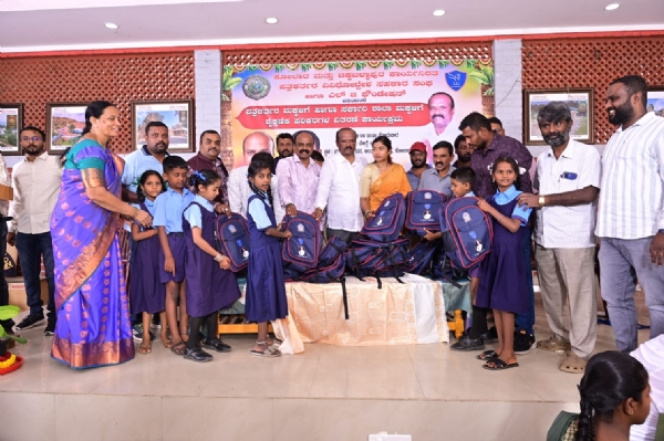 ಕೋಲಾರದಲ್ಲಿ ಎಲ್.ಜಿ ಫೌಂಡೇಷನ್ ವತಿಯಿಂದ ಪತ್ರಕರ್ತರ ಮಕ್ಕಳಿಗೆ ಸರ್ಕಾರಿ ಶಾಲೆಯ ವಿದ್ಯಾರ್ಥಿಗಳಿಗೆ ಶೈಕ್ಷಣಿಕ ಪರಿಕರಗಳನ್ನು ವಿತರಿಸಲಾಯಿತು.