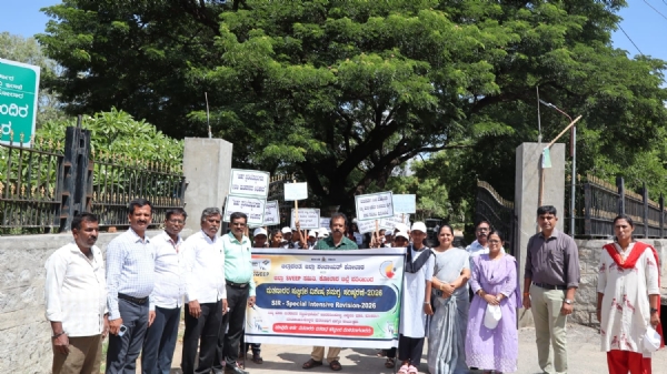 ಮತದಾರರ ಸಮಗ್ರ ಪರಿಷ್ಕರಣೆಯ ಬಗ್ಗೆ ಜಾಗೃತಿ ಮೂಡಿಸಲು ಕೋಲಾರದಲ್ಲಿ ಸ್ವೀಪ್ ಸಮಿತಿಯಿಂದ ಜಾಥಾ ನಡೆಸಲಾಯಿತು. ಮತದಾರರ ಸಮಗ್ರ ಪರಿಷ್ಕರಣೆಯ ಬಗ್ಗೆ ಜಾಗೃತಿ ಮೂಡಿಸಲು ಕೋಲಾರದಲ್ಲಿ ಸ್ವೀಪ್ ಸಮಿತಿಯಿಂದ ಜಾಥಾ ನಡೆಸಲಾಯಿತು.