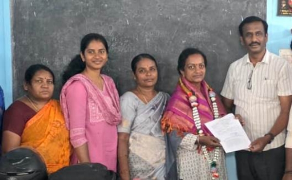 ಕೋಲಾರ ತಾಲ್ಲೂಕು ದೈಹಿಕ ಶಿಕ್ಷಣಾಧಿಕಾರಿಗಳಾಗಿ ಬಡ್ತಿ ಹೊಂದಿರುವ ಕೆ.ಲೀಲಾ ಅವರು ಇಂದು ನಗರದ ಕ್ಷೇತ್ರ ಶಿಕ್ಷಣಾಧಿಕಾರಿಗಳ ಕಛೇರಿಯಲ್ಲಿ ಅಧಿಕೃತವಾಗಿ ಪ್ರಭಾರ ದೈಜಹಿಕ ಶಿಕ್ಷಣ ಪರಿವೀಕ್ಷಕ ಎಸ್.ಚೌಡಪ್ಪ ಅವರಿಂದ ಅಧಿಕಾರ ಸ್ವೀಕರಿಸಿದರು. ಕೋಲಾರ ತಾಲ್ಲೂಕು ದೈಹಿಕ ಶಿಕ್ಷಣಾಧಿಕಾರಿಗಳಾಗಿ ಬಡ್ತಿ ಹೊಂದಿರುವ ಕೆ.ಲೀಲಾ ಅವರು ಇಂದು ನಗರದ ಕ್ಷೇತ್ರ ಶಿಕ್ಷಣಾಧಿಕಾರಿಗಳ ಕಛೇರಿಯಲ್ಲಿ ಅಧಿಕೃತವಾಗಿ ಪ್ರಭಾರ ದೈಜಹಿಕ ಶಿಕ್ಷಣ ಪರಿವೀಕ್ಷಕ ಎಸ್.ಚೌಡಪ್ಪ ಅವರಿಂದ ಅಧಿಕಾರ ಸ್ವೀಕರಿಸಿದರು.