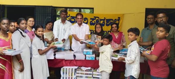 ಕೋಲಾರ ತಾಲ್ಲೂಕಿನ ಅರಾಭಿಕೊತ್ತನೂರು ಸರ್ಕಾರಿ ಪ್ರೌಢಶಾಲೆಯ ವಿದ್ಯಾರ್ಥಿಗಳಿಗೆ ಶಾಹಿ ಎಕ್ಸ್ಪೋರ್ಟ್ಸ್ ಸಂಸ್ಥೆ ನಿವೃತ್ತ ಜನರಲ್ ಮ್ಯಾನೇಜರ್ ಎಲ್.ರಘುರಾಜ್ ಕಲಿಕಾ ಸಾಮಾಗ್ರಿ ವಿತರಿಸಿದರು. ಕೋಲಾರ ತಾಲ್ಲೂಕಿನ ಅರಾಭಿಕೊತ್ತನೂರು ಸರ್ಕಾರಿ ಪ್ರೌಢಶಾಲೆಯ ವಿದ್ಯಾರ್ಥಿಗಳಿಗೆ ಶಾಹಿ ಎಕ್ಸ್ಪೋರ್ಟ್ಸ್ ಸಂಸ್ಥೆ ನಿವೃತ್ತ ಜನರಲ್ ಮ್ಯಾನೇಜರ್ ಎಲ್.ರಘುರಾಜ್ ಕಲಿಕಾ ಸಾಮಾಗ್ರಿ ವಿತರಿಸಿದರು.