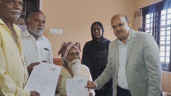 Distribution of census papers to freedom fighter Sumantarao Patwari