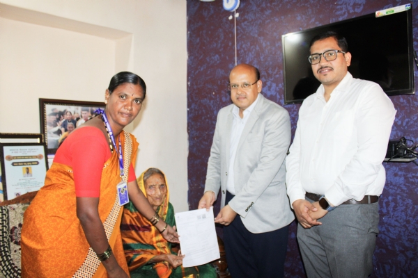 Census form distributed to Bhimavva Sillekyatara by District Magistrate
