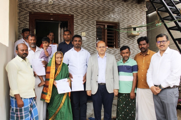 Census form distributed to Bhimavva Sillekyatara by District Magistrate