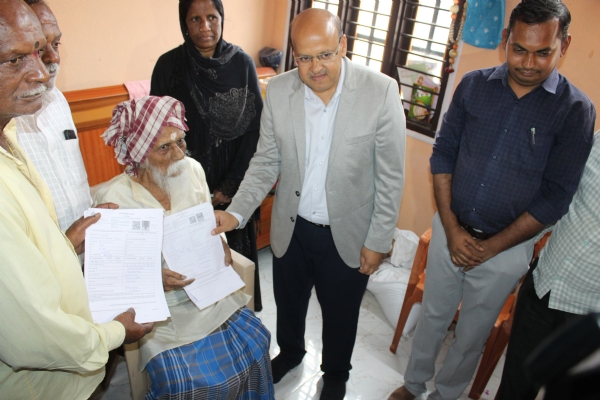 Distribution of census papers to freedom fighter Sumantarao Patwari