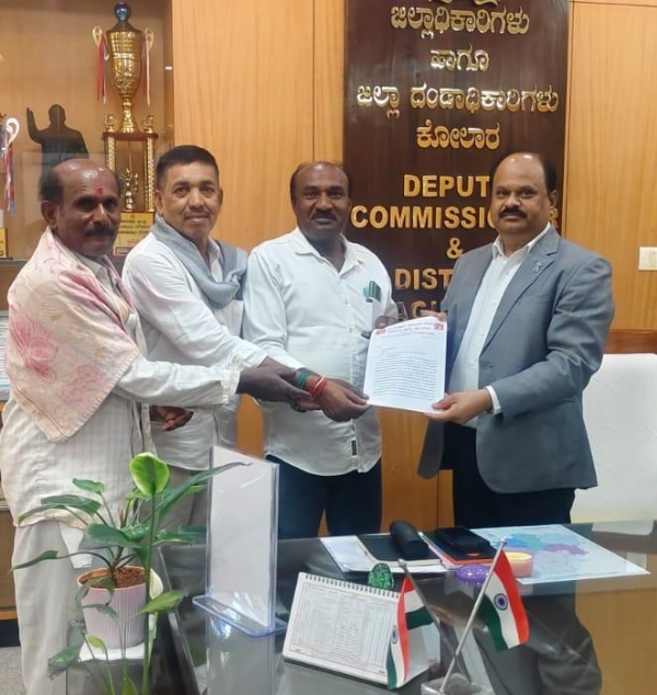 ಕೋಲಾರ ತಾಲ್ಲೂಕಿನ ಹುತ್ತೂರು ಹೋಬಳಿ ಶಿಳ್ಳಂಗೆರೆ ಹರಟಿ ಮಲ್ಲಂಡಹಳ್ಳಿ ಗ್ರಾಮಗಳ ಅರಣ್ಯ ಭೂಮಿಯಿಂದ ರೈತರನ್ನು ಒಕ್ಕಲೆಬ್ಬಿಸಬಾರದೆಂದು ಒತ್ತಾಯಿಸಿ ಭೂ ಸಂತ್ರಸ್ಥರ ಹೋರಾಟ ಸಮಿತಿಯಿಂದ ಜಿಲ್ಲಾಧಿಕಾರಿ ಡಾ.ಎಂ.ಆರ್.ರವಿರವರಿಗೆ ಮನವಿ ಸಲ್ಲಿಸಲಾಯಿತು. ಕೋಲಾರ ತಾಲ್ಲೂಕಿನ ಹುತ್ತೂರು ಹೋಬಳಿ ಶಿಳ್ಳಂಗೆರೆ ಹರಟಿ ಮಲ್ಲಂಡಹಳ್ಳಿ ಗ್ರಾಮಗಳ ಅರಣ್ಯ ಭೂಮಿಯಿಂದ ರೈತರನ್ನು ಒಕ್ಕಲೆಬ್ಬಿಸಬಾರದೆಂದು ಒತ್ತಾಯಿಸಿ ಭೂ ಸಂತ್ರಸ್ಥರ ಹೋರಾಟ ಸಮಿತಿಯಿಂದ ಜಿಲ್ಲಾಧಿಕಾರಿ ಡಾ.ಎಂ.ಆರ್.ರವಿರವರಿಗೆ ಮನವಿ ಸಲ್ಲಿಸಲಾಯಿತು.