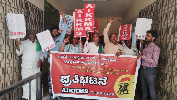 ಬಳ್ಳಾರಿ : ಬೀಜ – ರಸಗೊಬ್ಬರ ಪೂರೈಸಲು ಆಗ್ರಹ